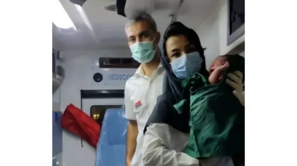 عکس نوزاد بهبهانی که در راه رسیدن مادرش به بیمارستان دنیا آمد