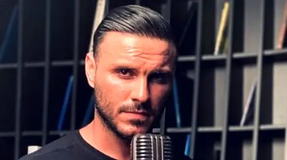 پایان ممنوعیت؛ آرمین زارعی در تهران روی صحنه رفت+ویدیو