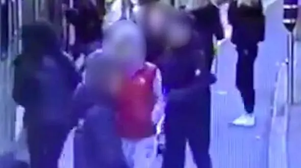 نجات معجزه آسای زن جوان در ایستگاه مترو + عکس