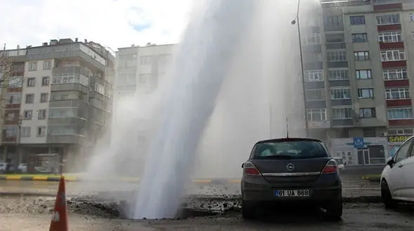 فوران آب از دل زمین ویران کننده بود / فلیم کنده شدن آسفالت زمین 