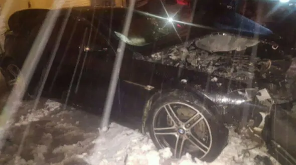 عکس مچاله  بی ام و لوکس با تیربرق در برخورد با تیر برق + عکس 