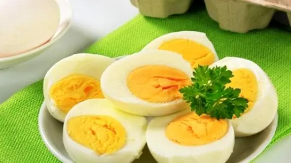 آیا تخم مرغ برای سالمندان مضر است؟ بررسی تاثیر آن بر سلامت کبد
