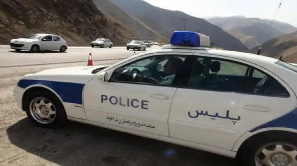 جانبازی ماموران پلیس راه کرمان برای مهار کامیون بی ترمز !