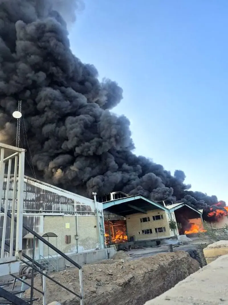 حریق گسترده چند کارخانه در شهرک صنعتی ۲ یزد + عکس