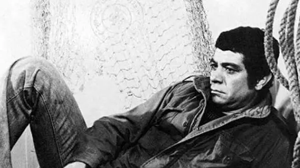 شادی «بهروز وثوقی و عباس شباویز» بعد بردن جایزه برای فیلم قیصر؛ سال 48