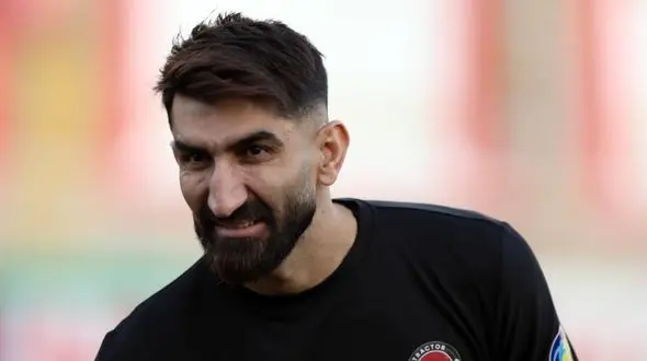 فیلم شعار و توهین باورنکردنی هواداران یزدی به بیرانوند با ایسلندی بازیکنان چادرملو!