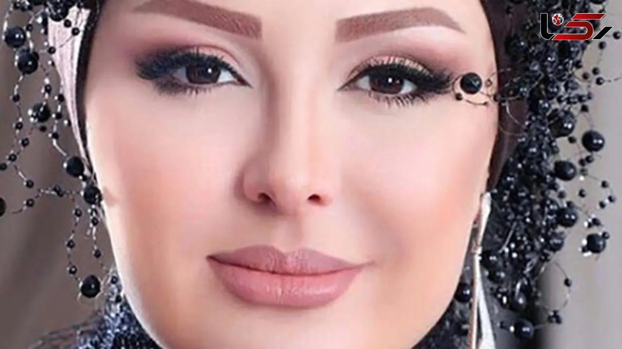 عکس | تصویر دیده نشده از نیوشا ضیغمی با دیوار نوشته شده به خط باستانی