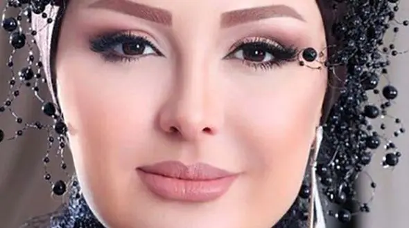 عکس | تصویر دیده نشده از نیوشا ضیغمی با دیوار نوشته شده به خط باستانی