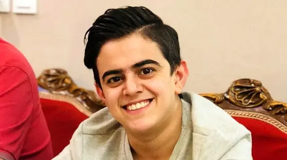 پست طعنه آمیز امیرمحمد رفیق دیرینه عموپورنگ در کنار دریایی از کتاب / قبول دارین زود بزرگ شد؟ یا زمان زود میگذره؟