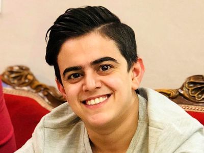 پست طعنه آمیز امیرمحمد رفیق دیرینه عموپورنگ در کنار دریایی از کتاب / قبول دارین زود بزرگ شد؟ یا زمان زود میگذره؟