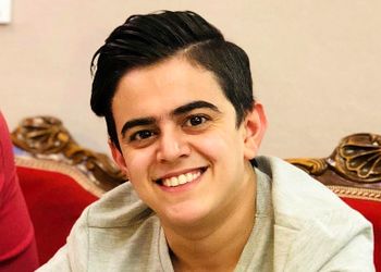 پست طعنه آمیز امیرمحمد رفیق دیرینه عموپورنگ در کنار دریایی از کتاب / قبول دارین زود بزرگ شد؟ یا زمان زود میگذره؟