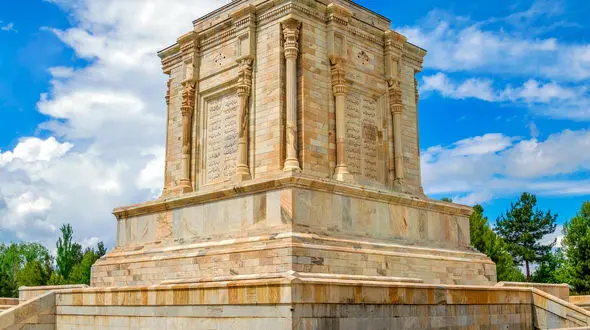 از آرامگاه فردوسی تا دژ تاریخی محمدعلی‌خان