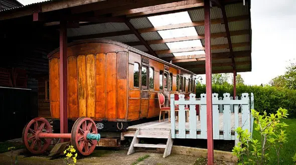 اقامت در هتل از جنس قطار + عکس های زیبا 