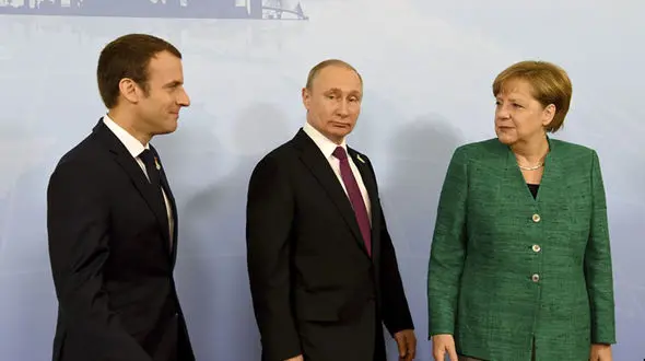 نگرانی مرکل و مکرون از تاخیر پوتین برای عکس یادگاری! + فیلم