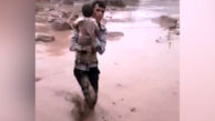این 2 کودک قرار نبود زنده بمانند / فیلم لحظه نجات کودکان کرمانی از سیل 