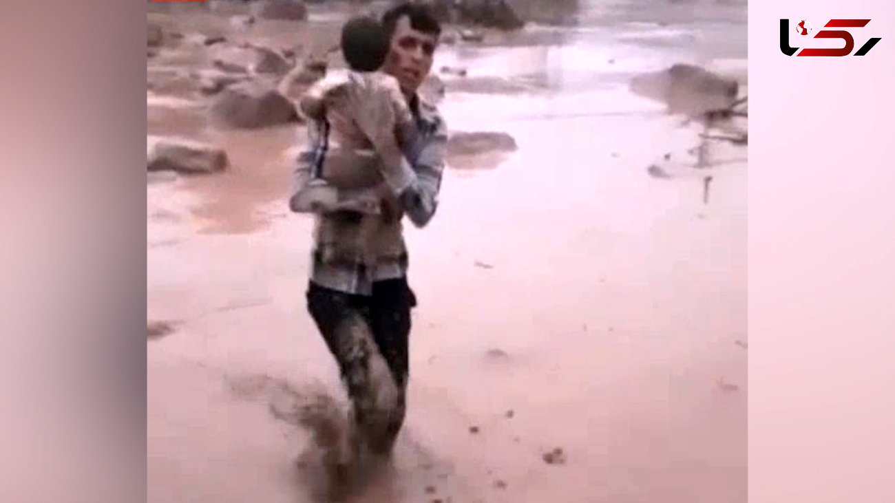 این 2 کودک قرار نبود زنده بمانند / فیلم لحظه نجات کودکان کرمانی از سیل 