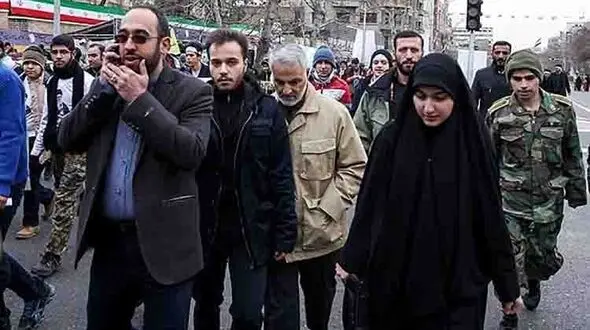 حضور متفاوت سردار سلیمانی با خانواده اش در راهپیمایی ۲۲ بهمن + تصاویر
