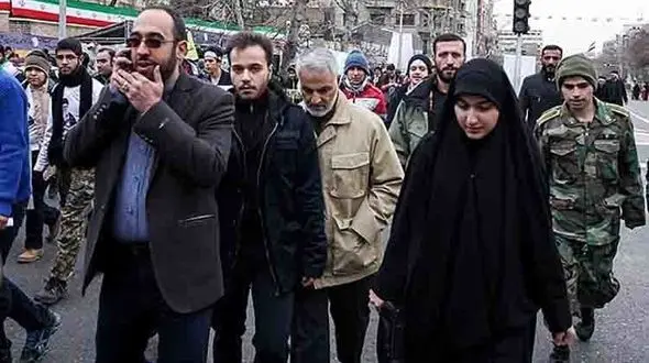حضور متفاوت سردار سلیمانی با خانواده اش در راهپیمایی ۲۲ بهمن + تصاویر