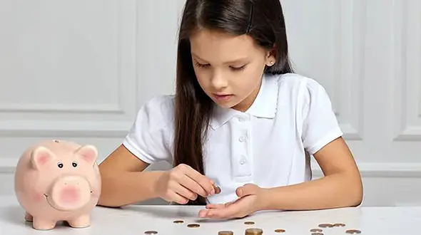 چگونه کودکان را برای دنیای بی‌رحم مالی آماده می‌کنیم؟ / مجاوری : آموزش و پرورش هنوز درگیر آموزش دانشی است، نه توانمندسازی