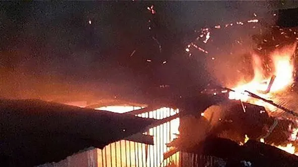 یک نمایشگاه فروش مبل در جنوب تهران آتش گرفت