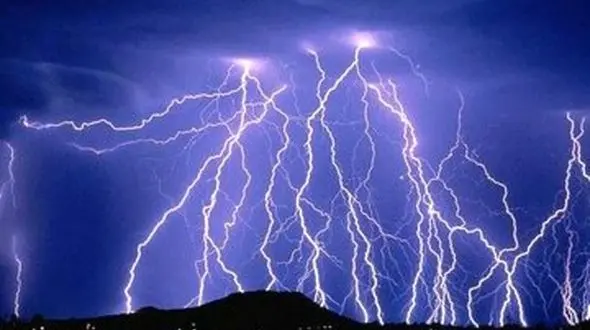 ببینید / لحظه دردناک برخورد صاعقه مرگبار به دختر جوان در حین گرفتن سفلی + فیلم تلخ