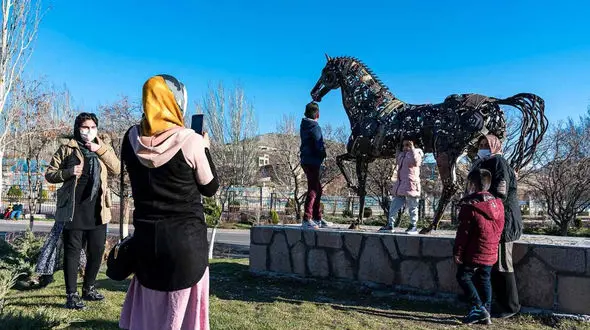 مجسمه ساز مراغه ای اسب فلزی ساخت + عکس