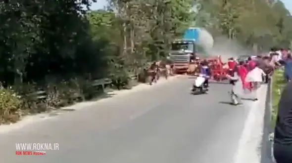 ببینید ترمز بریدن تریلی چه فاجعه ای به بار آورد / کاروان عروسی ده ها کشته و زخمی داد+ فیلم