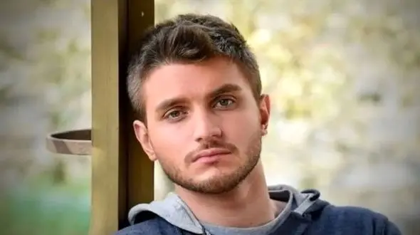 استایل پاییزی و اسپرت دارا حیایی در پشت صحنه یک نمایش! / چه قدر شبیه باباش شده!