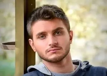 استایل پاییزی و اسپرت دارا حیایی در پشت صحنه یک نمایش! / چه قدر شبیه باباش شده!