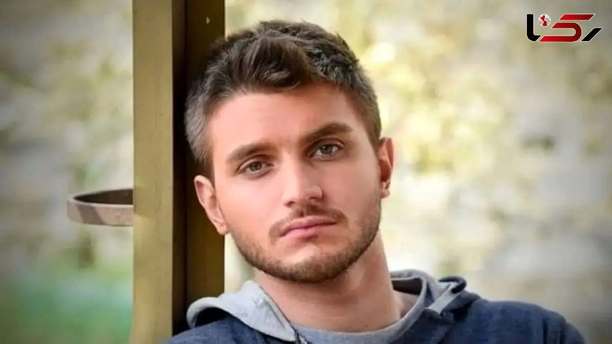 استایل پاییزی و اسپرت دارا حیایی در پشت صحنه یک نمایش! / چه قدر شبیه باباش شده!