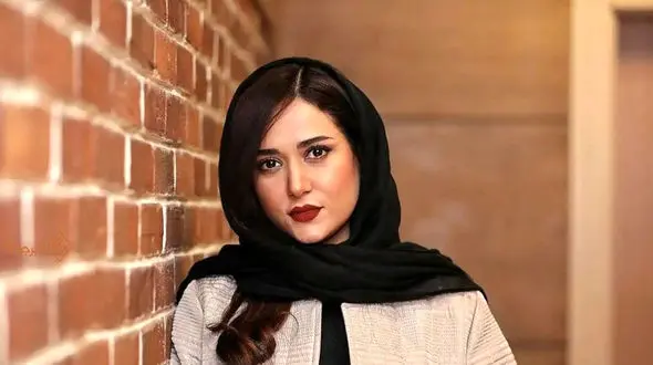 چهره تکیده و باورنکردنی پریناز ایزدیار در مراسم تشییع داریوش مهرجویی