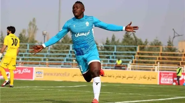 آیا این بازیکن اینقدر می ارزد؟ پیشنهاد هاى نجومى باشگاه هاى لیگ برتری ایران به فوتبالیست آفریقایی