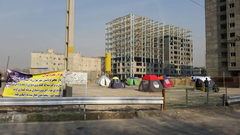 تحصن مردم در پروژه ساختمانی باران