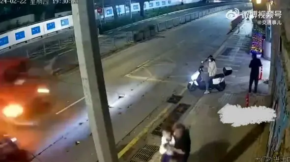 ببینید / برخورد کامیون با فروشگاه به علت ترمز بریدن