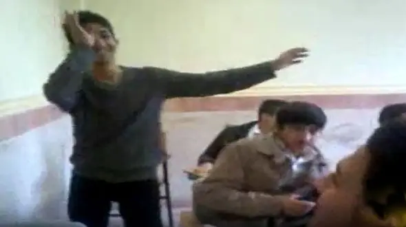 فیلم  رقص و آواز دانش آموز ایرانی / شاهکار جلوی معلم با آهنگ شاد عروسی