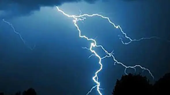 جزئیاتی از خسارت رعد و برق در بیرجند