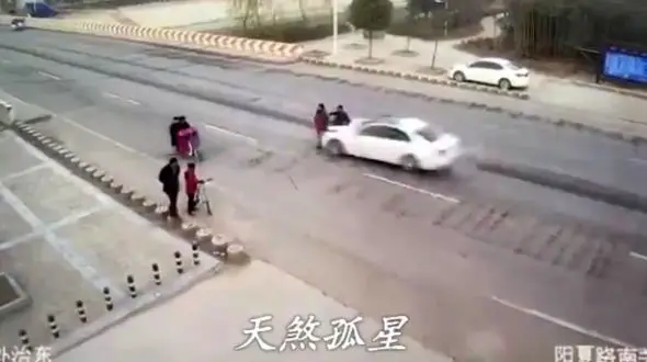 تصادف شدید خودروی لوکس با یک زوج جوان + فیلم