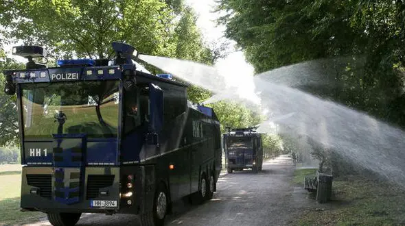 دیگر ماشین های آبپاش پلیس مردم را سرکوب نمی کنند + عکس 