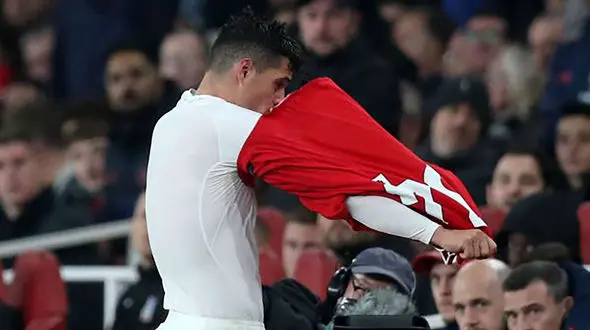 حمله هواداران به ستاره سرخپوش / امیدواریم دخترت سرطان بگیرد! + عکس