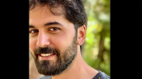  بازیگر حامدِ لحظه گرگ و میش با موی دم اسبی پیداش شد / پاشا رستمی با این قیافه همه را متحیر کرد 