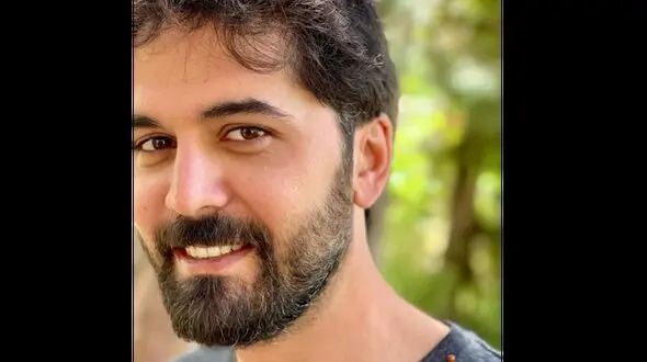  بازیگر حامدِ لحظه گرگ و میش با موی دم اسبی پیداش شد / پاشا رستمی با این قیافه همه را متحیر کرد 