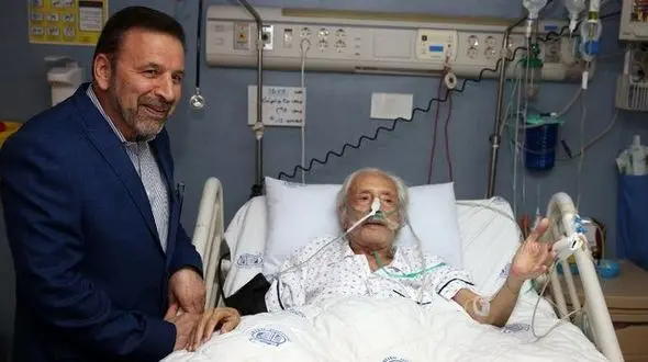 عیادت رئیس دفتر رئیس جمهور از دو هنرمند معروف در بیمارستان +عکس