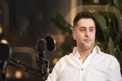 علی ضیا بالاخره ازدواج کرد / عکس عاشقانه های مجری سابق صداوسیما و همسرش در کنار دریا