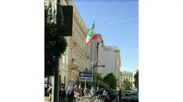 صف طولانی اخذ رای در مقابل سفارت ایران در وین+ عکس
