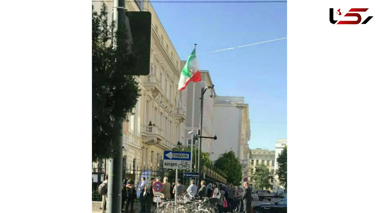 صف طولانی اخذ رای در مقابل سفارت ایران در وین+ عکس
