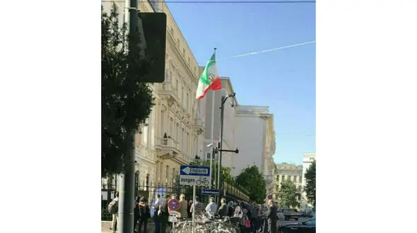 صف طولانی اخذ رای در مقابل سفارت ایران در وین+ عکس