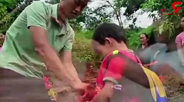 دانش آموزانی که داخل پلاستیک به مدرسه می روند + فیلم