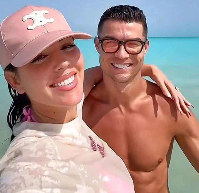 مسی و همسرش در ساحل