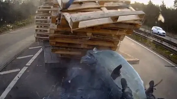 فیلم لحظه پرس شدن خودروی سواری در میان دو کامیون بزرگ در اتوبان + عکس