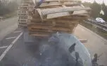 فیلم لحظه پرس شدن خودروی سواری در میان دو کامیون بزرگ در اتوبان + عکس